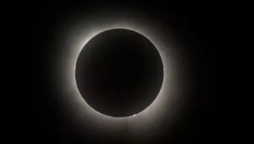لحظه تماشایی گذر یک جرم اسرارآمیز در طول خورشیدگرفتگی 