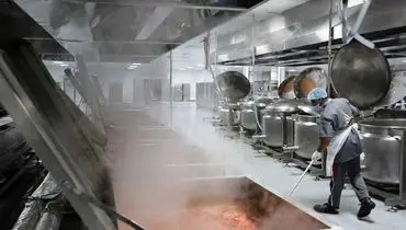غذای حجاج ایرانی در این آشپزخانه مدرن مکه تهیه می شود+ فیلم
