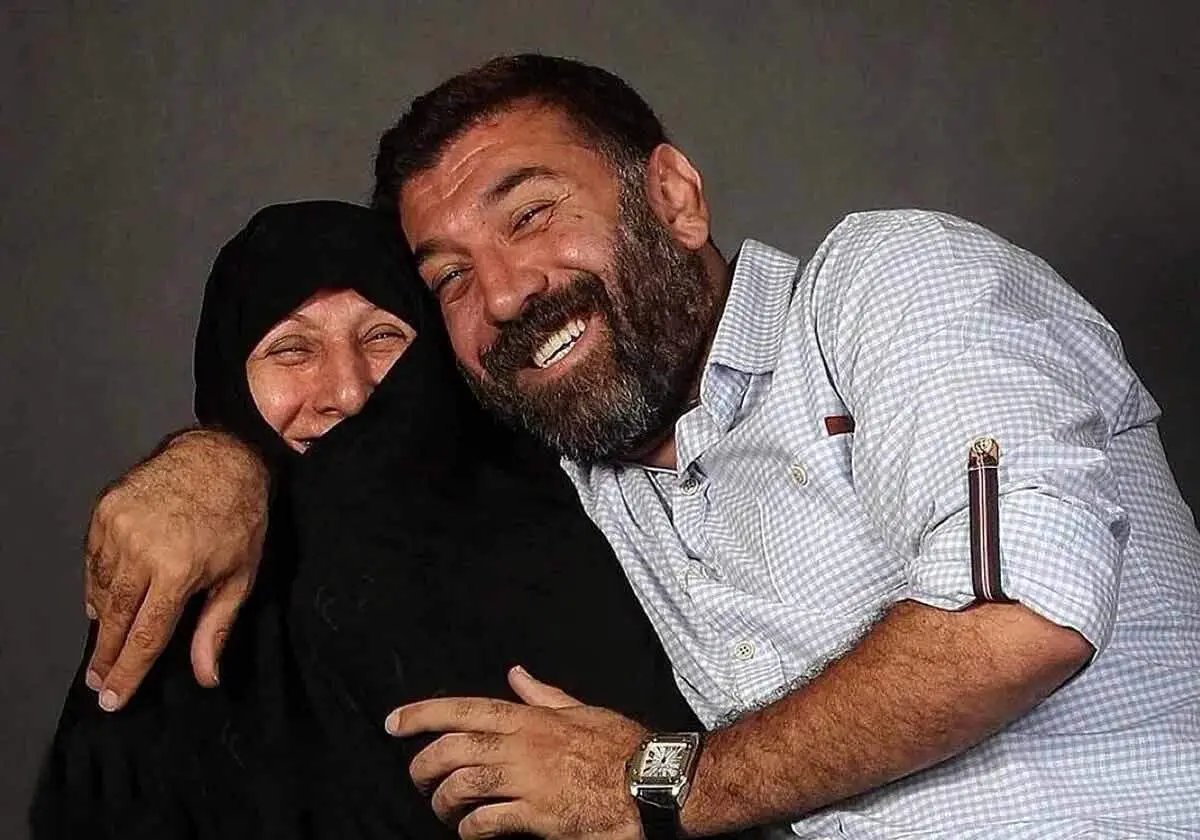 تصویر دیده نشده از حضور متفاوت علی انصاریان در آخرین روزهای فیلم‌برداری / وقتی لبخندها ابدی می‌شوند