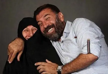 تصویر دیده نشده از حضور متفاوت علی انصاریان در آخرین روزهای فیلم‌برداری / وقتی لبخندها ابدی می‌شوند