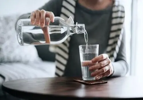 به این دلایل خطرناک وسط غذا آب ننوشید