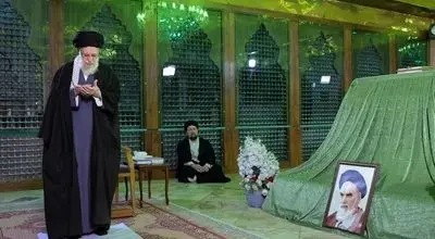 حضور رهبر انقلاب اسلامی در حرم امام (ره)