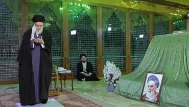 حضور رهبر انقلاب اسلامی در حرم امام (ره)