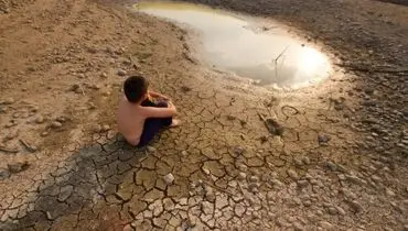 لحظه دردناک از پسربچه واکر به دست برای گرفتن آب + فیلم