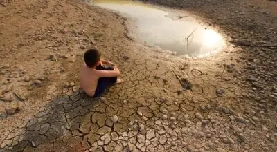 لحظه دردناک از پسربچه واکر به دست برای گرفتن آب + فیلم