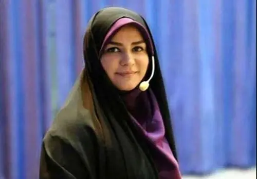 پوشش متفاوت خبرنگار آمریکایی مقابل ساختمان صداوسیما