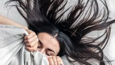 آیا  خوابیدن با موی خیس بر سلامت مو و پوست سر  اثر دارد؟
