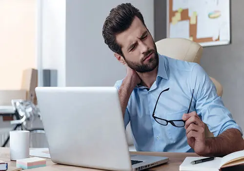 چرا گردن‌تان درد می‌گیرد؟ مقصر این عادت‌های ساده‌اند