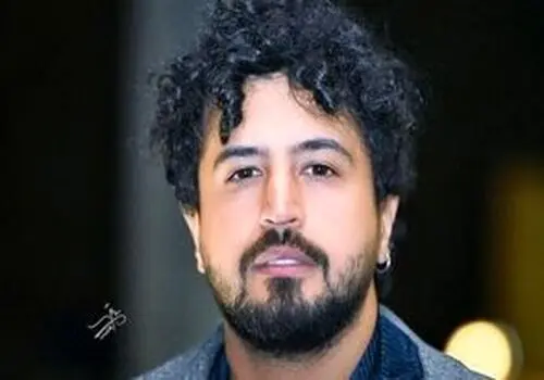 ژست عجیب و درحال فرارِ مهرداد صدیقیان در یک پارکینگ!