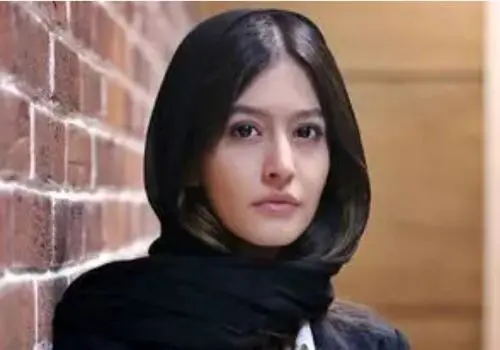 پردیس احمدیه پشت پرویز پرستویی درآمد