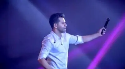 شوخی خنده‌دار رضا بهرام با یکی از حاضران در کنسرت تبریز که با خودش تجهیزات فیلمبرداری آورده بود* ویدیو