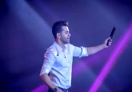 شوخی خنده‌دار رضا بهرام با یکی از حاضران در کنسرت تبریز که با خودش تجهیزات فیلمبرداری آورده بود* ویدیو