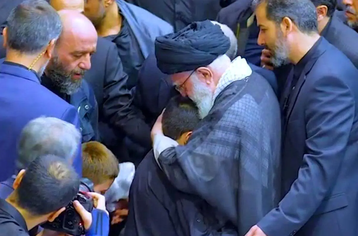 صحنه هایی از حضور رهبر انقلاب اسلامی در جمع خانواده شهید رئیسی+ فیلم