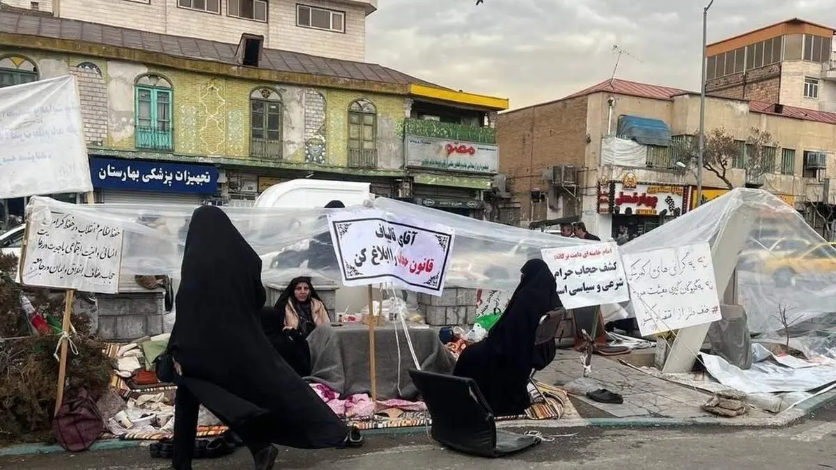 لحظات جمع آوری متحصصین قانون حجاب مقابل مجلس توسط پلیس + فیلم