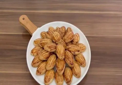 طرز تهیه متفاوت ترین شیرینی کنجدی با ذغال اخته+ فیلم / پخت شیرینی کنجدی سریع و ساده فقط در ۱۵ دقیقه