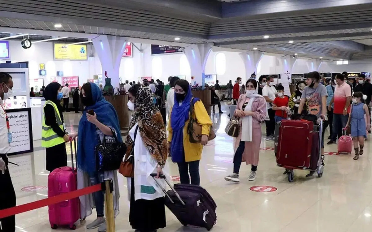 درگیری زن بی حجاب با یک روحانی بر سر حجاب در فرودگاه مهرآباد + فیلم

