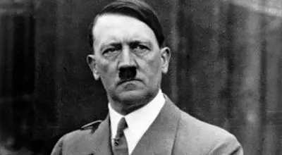 آدولف هیتلر در جوانی و با مدل سبیل متفاوت؛ سال ۱۲۹۵