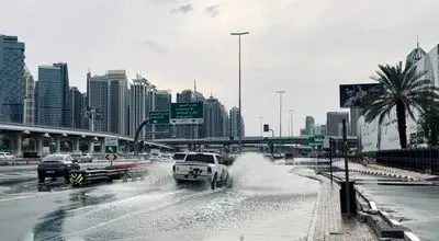انسداد خیابان های دبی که در آب غرق شدند + تصاویر
