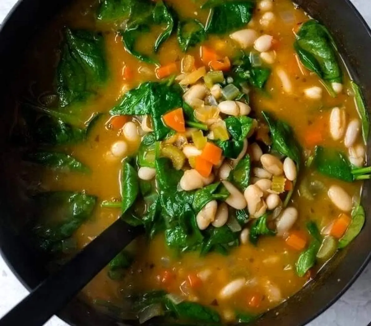 طرز تهیه سوپ سبزیجات و لوبیا سفید؛ خوشمزه و گیاهی

