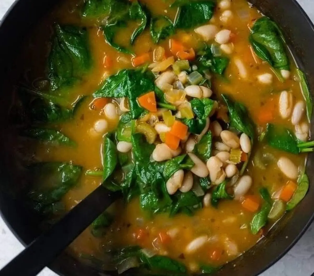 طرز تهیه سوپ سبزیجات و لوبیا سفید؛ خوشمزه و گیاهی

