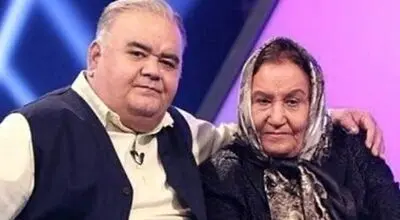 غرور یک مادر؛ رونمایی از تندیس اکبر عبدی با دستان مادرش/ویدیو 