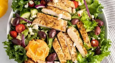 سالاد یونانی با مرغ؛ غذای پروتئینی و رژیمی