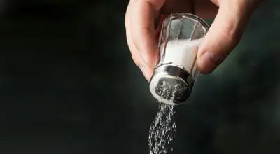 راهکار ساده برای جلوگیری کلوخه شدن نمک در نمکدون
