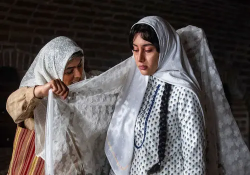تصاویری جالب از بازیگران زن «بامداد خمار» در پشت صحنه سریال | عکسی به سبک دوران قاجار