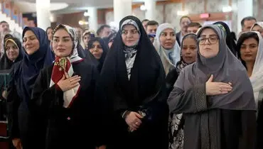 سلفی همسر عراقچی، دختر پزشکیان و فاطمه مهاجرانی در نمایشگاه خیریه انجمن دیپلماتیک بانوان/ لاله افتخاری هم بود