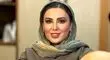 ژست عجیب لیلا بلوکات روی کاپوت یک ماشین قدیمی 