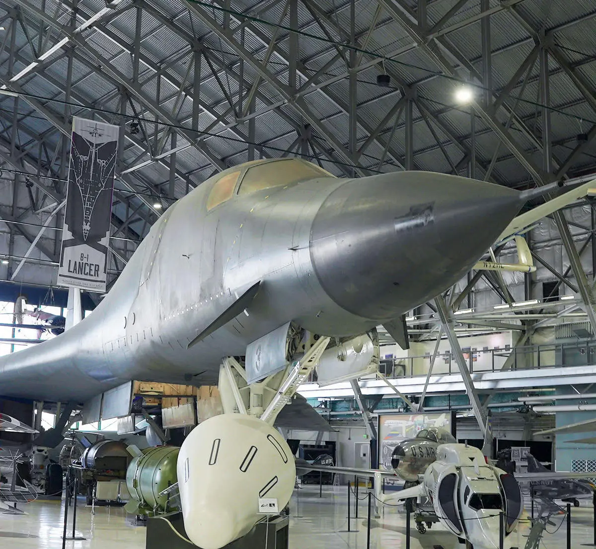 بمب افکن استراتژیک B-1 راکول؛ قهرمان عملیات های ضربتی در جهان + فیلم 