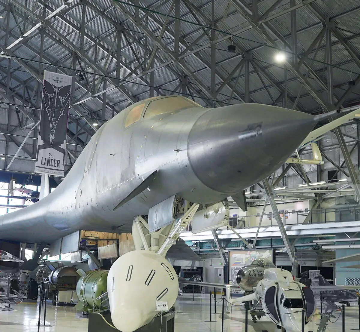 بمب افکن استراتژیک B-1 راکول؛ قهرمان عملیات های ضربتی در جهان + فیلم 