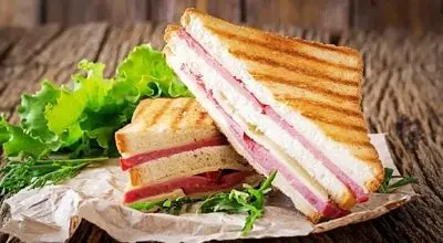 آموزش تهیه اسنک کالباس با ماهیتابه و ساندویچ‌ساز