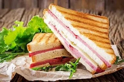 آموزش تهیه اسنک کالباس با ماهیتابه و ساندویچ‌ساز