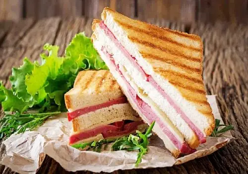 آموزش تهیه اسنک کالباس با ماهیتابه و ساندویچ‌ساز