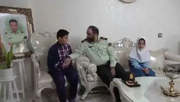 بدرقه پدرانه فرزندان شهید والامقام حسین اسماعیلی از خانه تا مدرسه توسط رئیس پلیس امنیت عمومی فراجا + فیلم