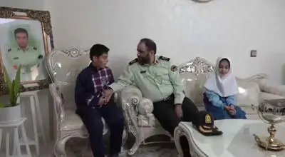 بدرقه پدرانه فرزندان شهید والامقام حسین اسماعیلی از خانه تا مدرسه توسط رئیس پلیس امنیت عمومی فراجا + فیلم