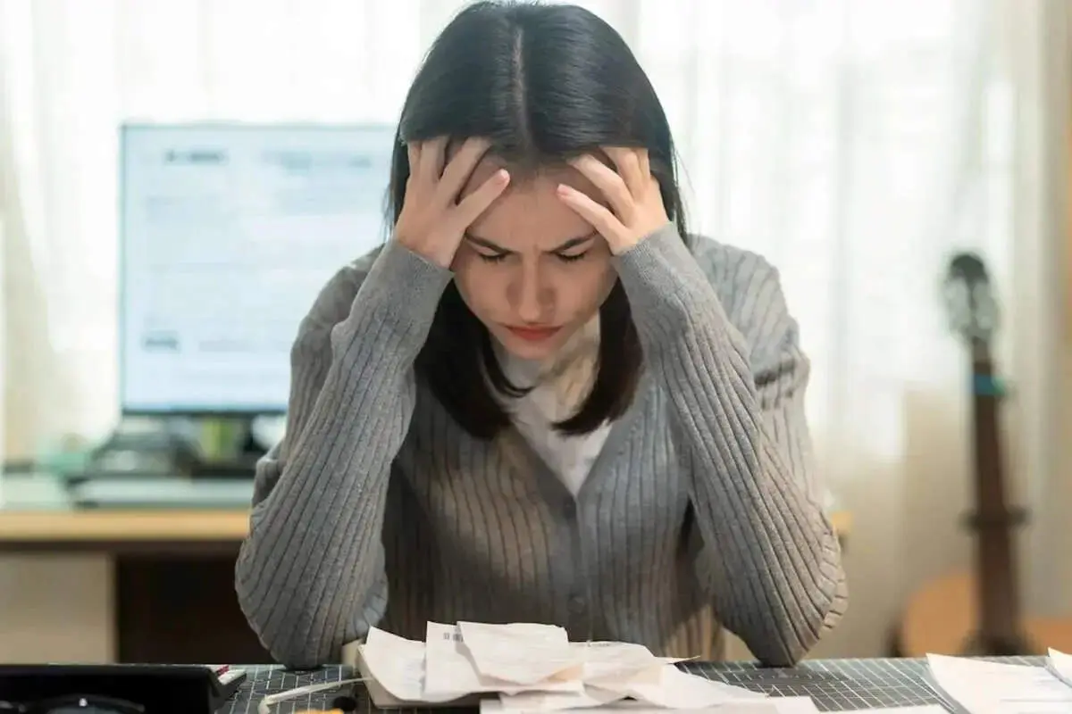 فشار اقتصادی مداوم چگونه مغز و اعصاب را تحت تأثیر قرار می‌دهد؟