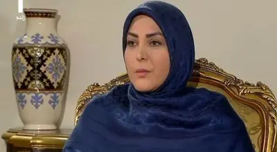 تصویر متفاوت المیرا شریفی‌مقدم با کلاه‌خود جنگی در تلویزیون / قاب تازه‌ای که در فضای مجازی دیده شد + عکس
