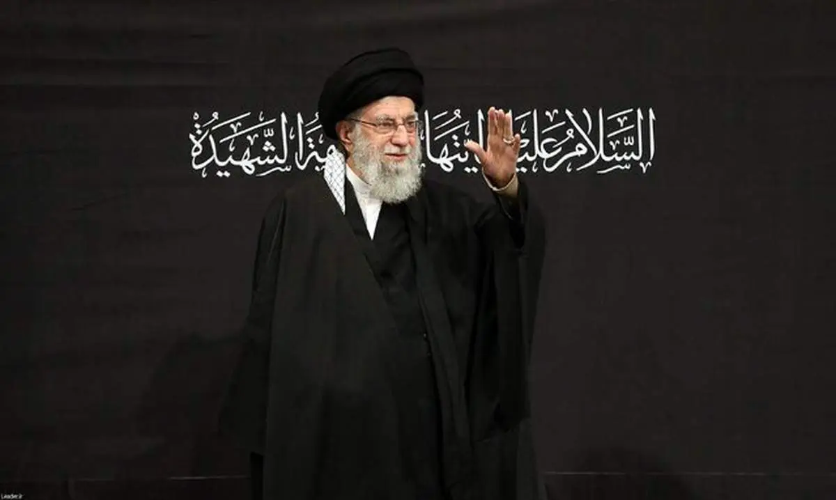 اولین شب مراسم عزاداری ایام شهادت حضرت فاطمةالزهرا سلام‌الله‌علیها با حضور رهبر انقلاب اسلامی در حسینیه امام خمینی(ره) + فیلم