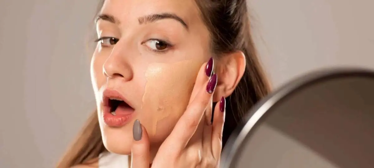 علت ماسیدن کرم پودر و نحوه استفاده حرفه‌ای از آن!