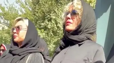 پایان تلخ اکبر عبدی به دست شراره رخام رقم خورد/ شراره رخام بر سر مزار اکبر عبدی چه کرد؟/ ویدئو