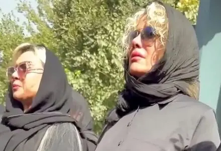 پایان تلخ اکبر عبدی به دست شراره رخام رقم خورد/ شراره رخام بر سر مزار اکبر عبدی چه کرد؟/ ویدئو