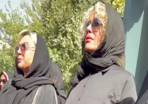 همخوانی احساسی همسر و دختر اکبر عبدی با صدای محمد اصفهانی + فیلم