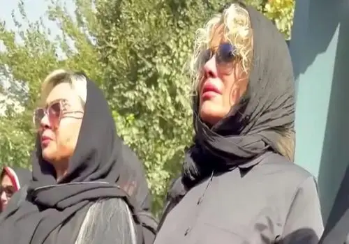 پایان تلخ اکبر عبدی به دست شراره رخام رقم خورد/ شراره رخام بر سر مزار اکبر عبدی چه کرد؟/ ویدئو