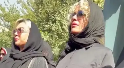 پایان تلخ اکبر عبدی به دست شراره رخام رقم خورد/ شراره رخام بر سر مزار اکبر عبدی چه کرد؟/ ویدئو