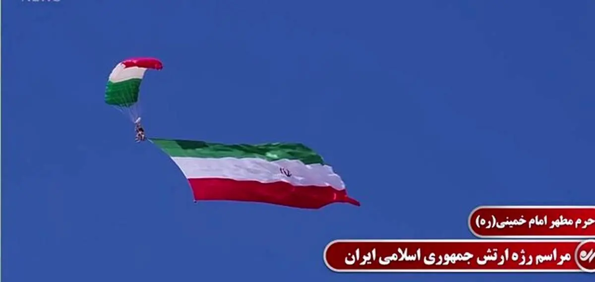 پرواز چتربازان ارتش در تهران

