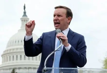 یک سناتور آمریکایی: ترامپ کنترل جنگ را از دست داده و به وحشت افتاده است