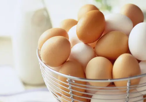 چرا انداختن تخم‌مرغ داغ در آب سرد خطرناک است؟


