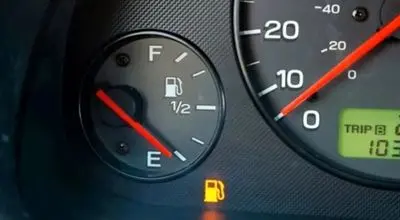 با چراغ بنزین خودرو روشن چند کیلومتر را می‌توان طی کرد؟